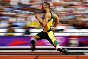 开云APP-切特·霍姆格伦，在灰熊与活塞的钢铁碰撞中，定义新时代的攻防转换艺术