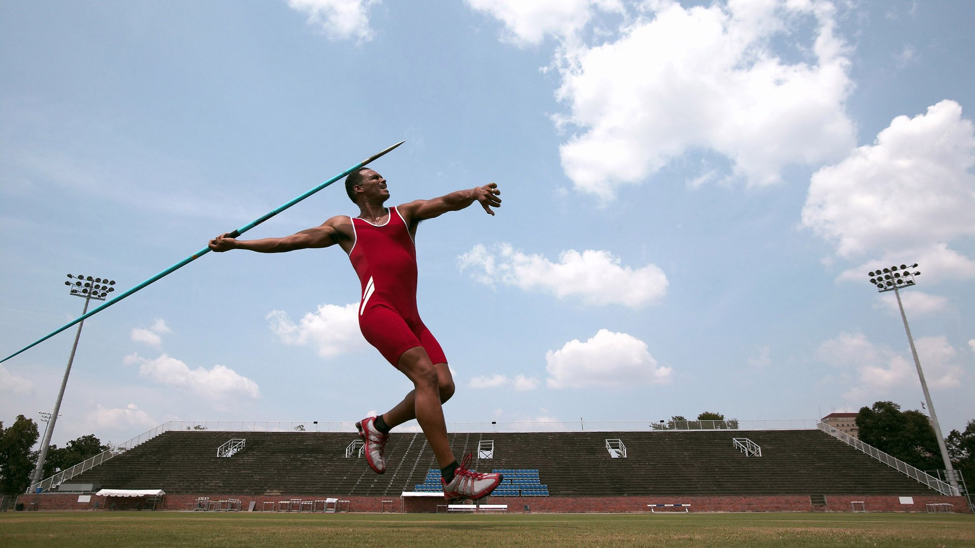 欧冠半决赛之夜，爱德华兹用防守的沉默，谱写了胜利最响亮的诗篇