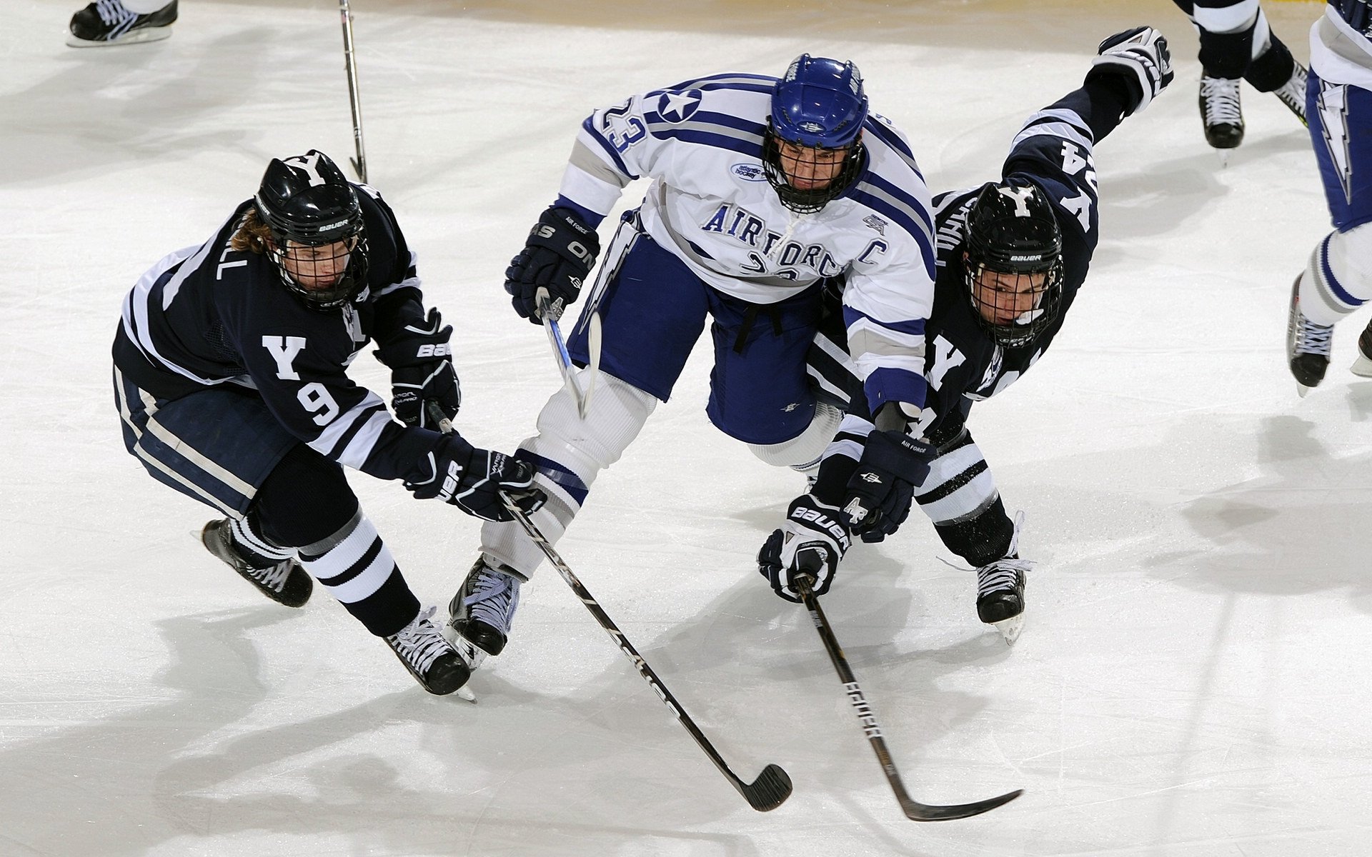卡塔尔爆冷新西兰，法比尼奥在德甲争冠战接管比赛，足球世界里的不可能与必然